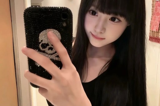 明星八卦看点啥：秦岚的原装身材太丰满了！穿抹胸都兜不住我感慨自律的女人真美_设计_面料_颜色：考古李小璐自嘲是恋爱脑！无戏可拍只能靠跳舞博曝光女儿也进青春期不好管_贾乃亮_生活_网友：邹市明和冉莹颖去